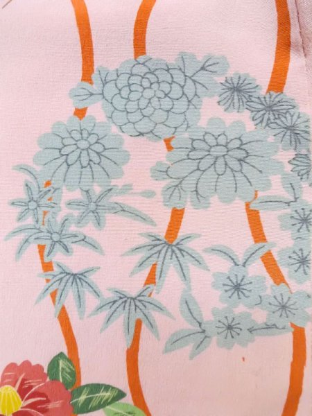 画像10: L0727C  振袖 女性用着物 子供用、綿入り シルク(正絹)  薄い 桃色, ぼたん 【中古】 【USED】 【リサイクル】 ★☆☆☆☆ (10)