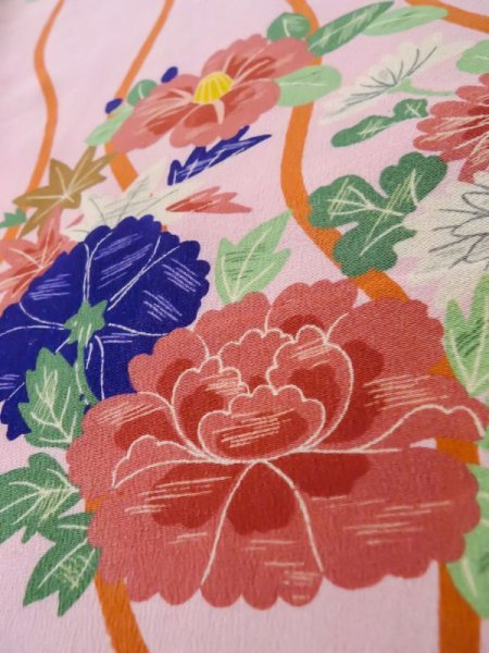 画像12: L0727C  振袖 女性用着物 子供用、綿入り シルク(正絹)  薄い 桃色, ぼたん 【中古】 【USED】 【リサイクル】 ★☆☆☆☆ (12)