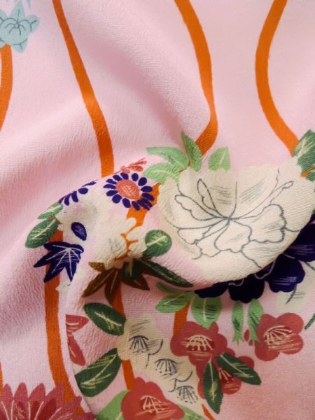 画像15: L0727C  振袖 女性用着物 子供用、綿入り シルク(正絹)  薄い 桃色, ぼたん 【中古】 【USED】 【リサイクル】 ★☆☆☆☆ (15)