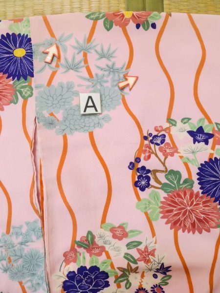 画像17: L0727C  振袖 女性用着物 子供用、綿入り シルク(正絹)  薄い 桃色, ぼたん 【中古】 【USED】 【リサイクル】 ★☆☆☆☆ (17)