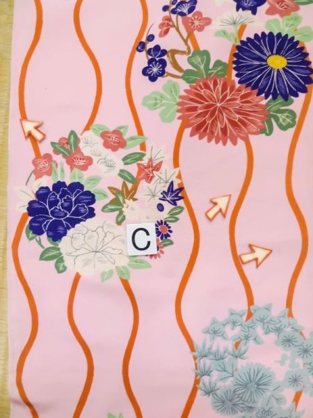 画像19: L0727C  振袖 女性用着物 子供用、綿入り シルク(正絹)  薄い 桃色, ぼたん 【中古】 【USED】 【リサイクル】 ★☆☆☆☆ (19)