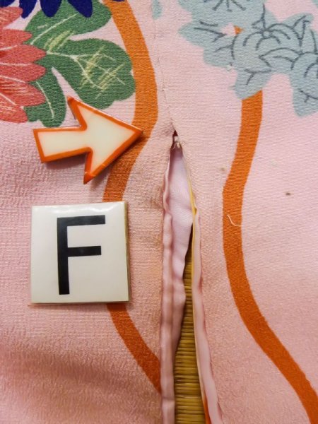 画像22: L0727C  振袖 女性用着物 子供用、綿入り シルク(正絹)  薄い 桃色, ぼたん 【中古】 【USED】 【リサイクル】 ★☆☆☆☆ (22)