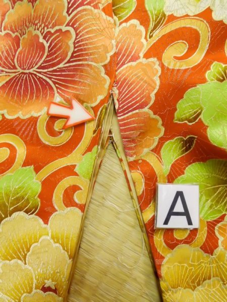 画像18: L0727E  振袖 女性用着物  シルク(正絹)   朱赤, ぼたん 【中古】 【USED】 【リサイクル】 ★☆☆☆☆ (18)