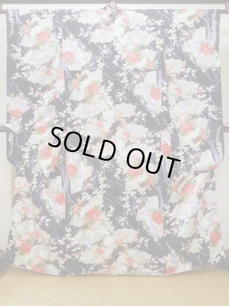 画像2: L0727F  振袖 女性用着物 あやめ、扇柄 シルク（正絹）   黒, 花 【中古】 【USED】 【リサイクル】 ★★★☆☆ (2)