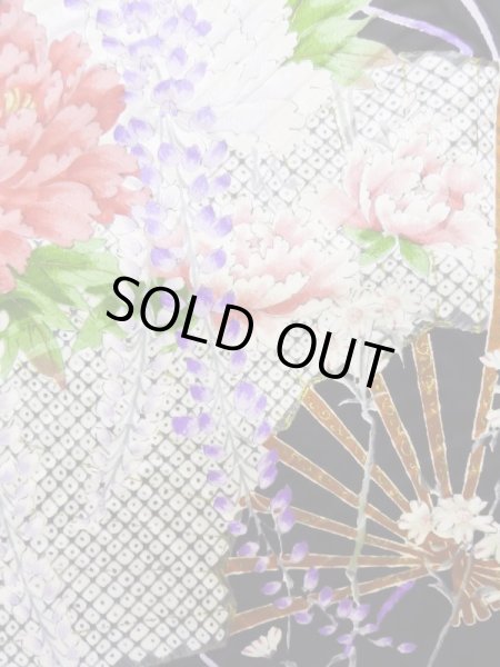 画像8: L0727F  振袖 女性用着物 あやめ、扇柄 シルク（正絹）   黒, 花 【中古】 【USED】 【リサイクル】 ★★★☆☆ (8)