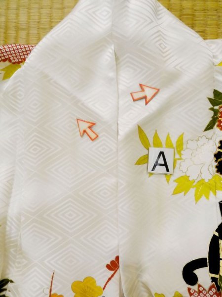 画像19: L0728A  振袖 女性用着物  シルク(正絹)   オフ ホワイト, ぼたん 【中古】 【USED】 【リサイクル】 ★★☆☆☆ (19)