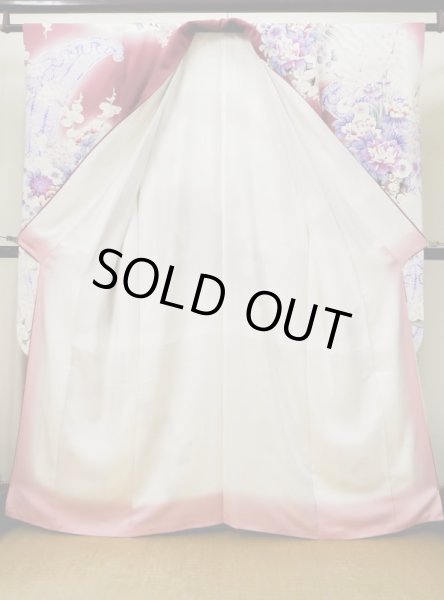 画像4: L0728B  振袖 女性用着物 花車柄 シルク(正絹)  淡い 赤色, ぼたん 【中古】 【USED】 【リサイクル】 ★★★☆☆ (4)