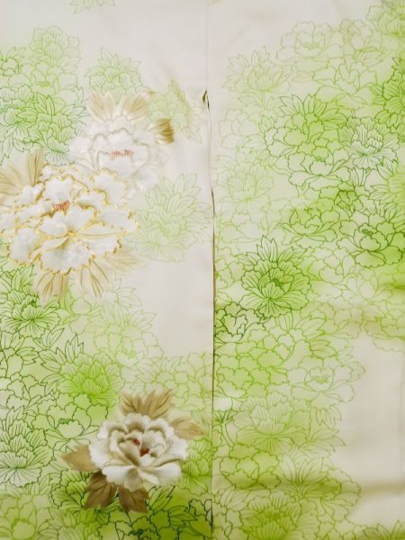 画像6: L0728C  振袖 女性用着物  シルク（正絹）  薄い 黄緑色, ぼたん 【中古】 【USED】 【リサイクル】 ★★★☆☆ (6)