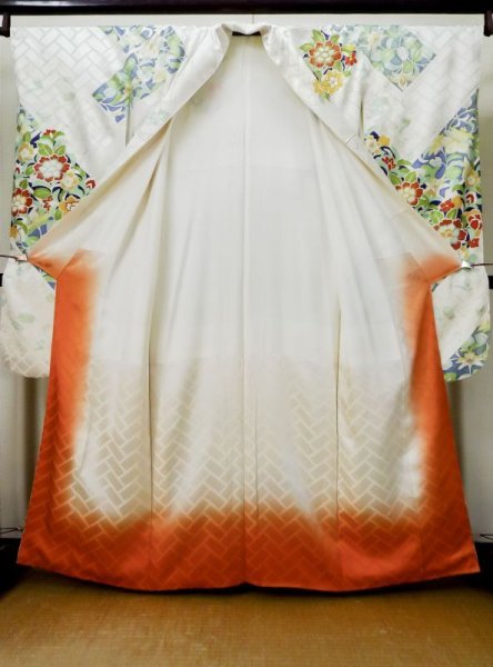 画像4: L0728E  振袖 女性用着物  シルク(正絹)   オフ ホワイト, 花 【中古】 【USED】 【リサイクル】 ★★☆☆☆ (4)