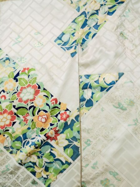 画像6: L0728E  振袖 女性用着物  シルク(正絹)   オフ ホワイト, 花 【中古】 【USED】 【リサイクル】 ★★☆☆☆ (6)