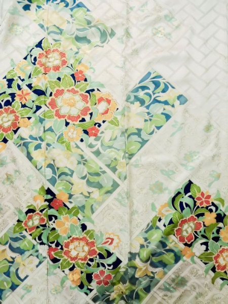 画像7: L0728E  振袖 女性用着物  シルク(正絹)   オフ ホワイト, 花 【中古】 【USED】 【リサイクル】 ★★☆☆☆ (7)