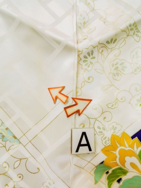 画像24: L0728E  振袖 女性用着物  シルク(正絹)   オフ ホワイト, 花 【中古】 【USED】 【リサイクル】 ★★☆☆☆ (24)