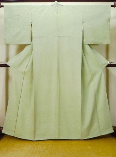 画像1: L0826K  色無地 女性用着物  シルク（正絹）  淡い 黄緑色,  【中古】 【USED】 【リサイクル】 ★★☆☆☆ (1)
