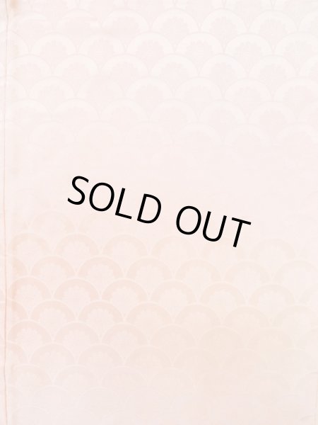 画像3: L0826M  色無地 女性用着物  シルク(正絹) 光沢のある 淡い 珊瑚色,  【中古】 【USED】 【リサイクル】 ★★★☆☆ (3)