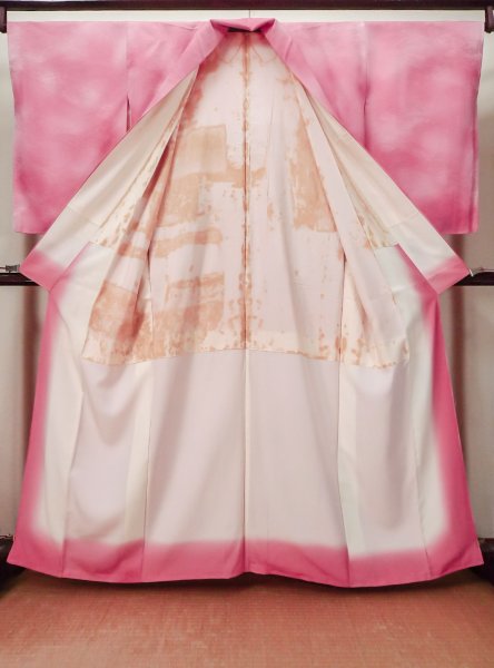 画像2: L0826O  色無地 女性用着物  シルク(正絹)  薄い 桃色, ぼかし 【中古】 【USED】 【リサイクル】 ★★★☆☆ (2)