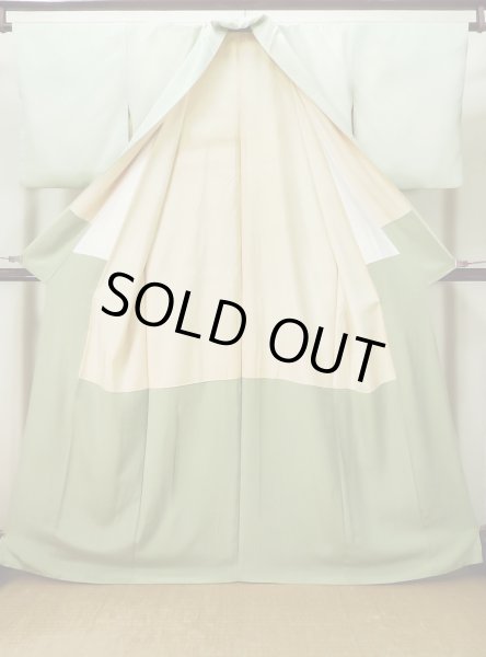 画像2: L0826U  色無地 女性用着物  シルク（正絹） 淡い 薄い 黄緑色, ぼかし 【中古】 【USED】 【リサイクル】 ★★★☆☆ (2)