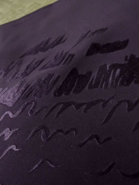 画像9: L0907U  羽織 女性用着物  シルク(正絹)  深い 紫色, 抽象的模様 【中古】 【USED】 【リサイクル】 ★☆☆☆☆ (9)