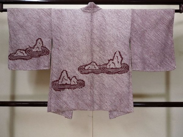 画像2: L0921B  羽織 女性用着物  シルク(正絹)  深い えんじ, 流水 【中古】 【USED】 【リサイクル】 ★★☆☆☆ (2)