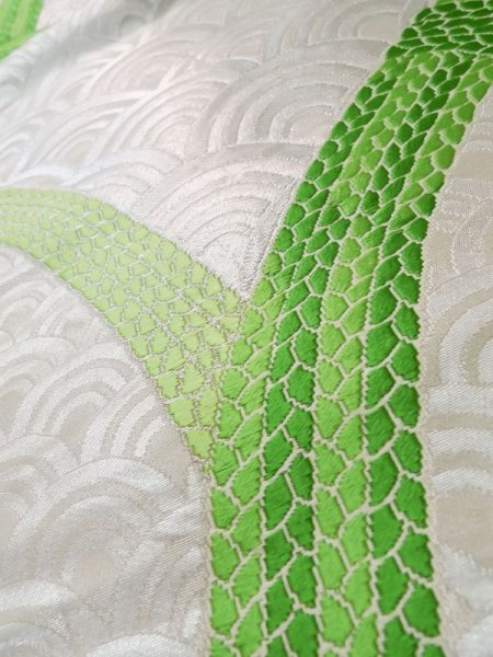 画像9: L1005I 袋帯 女性用着物 シルク(正絹)  光沢のある 銀色 青海波 【中古】 【USED】 【リサイクル】 ★★★☆☆ (9)