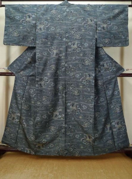 画像1: L1019B  紬 女性用着物  シルク（正絹）  深い 青, 花 【中古】 【USED】 【リサイクル】 ★★☆☆☆ (1)