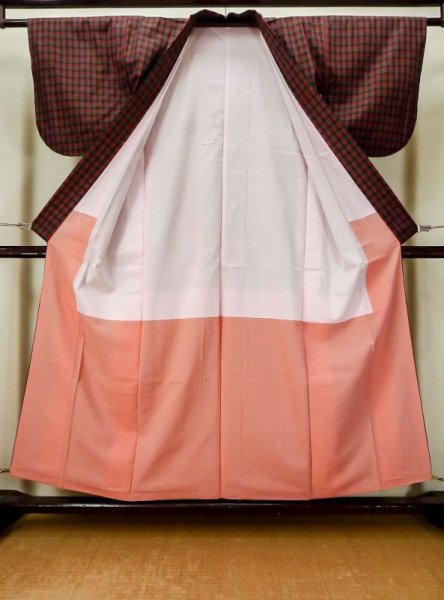 画像2: L1019P  紬 女性用着物  シルク(正絹)   赤色, チェック柄 【中古】 【USED】 【リサイクル】 ★★★☆☆ (2)