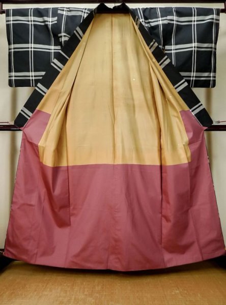 画像2: L1019Q  紬 女性用着物 裏、染み黄変多数 シルク(正絹)   黒, チェック柄 【中古】 【USED】 【リサイクル】 ★★☆☆☆ (2)