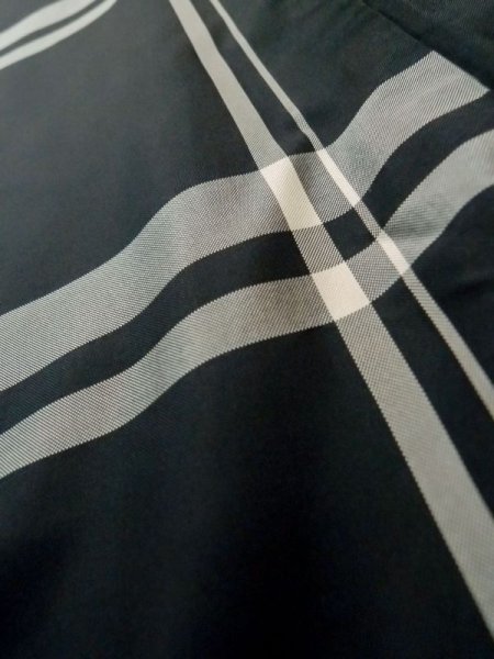 画像8: L1019Q  紬 女性用着物 裏、染み黄変多数 シルク(正絹)   黒, チェック柄 【中古】 【USED】 【リサイクル】 ★★☆☆☆ (8)