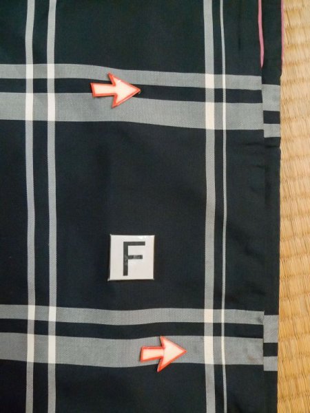 画像17: L1019Q  紬 女性用着物 裏、染み黄変多数 シルク(正絹)   黒, チェック柄 【中古】 【USED】 【リサイクル】 ★★☆☆☆ (17)