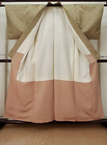 画像2: L1019U  織 女性用着物  シルク(正絹) 淡い 茶色み 黄緑色, 抽象的模様 【中古】 【USED】 【リサイクル】 ★★☆☆☆ (2)