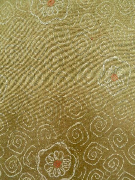 画像6: L1019U  織 女性用着物  シルク(正絹) 淡い 茶色み 黄緑色, 抽象的模様 【中古】 【USED】 【リサイクル】 ★★☆☆☆ (6)