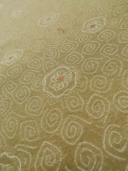 画像9: L1019U  織 女性用着物  シルク(正絹) 淡い 茶色み 黄緑色, 抽象的模様 【中古】 【USED】 【リサイクル】 ★★☆☆☆ (9)