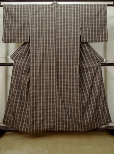 画像1: L1020B  織 女性用着物  シルク（正絹）  淡い 茶色, 縞 【中古】 【USED】 【リサイクル】 ★☆☆☆☆ (1)