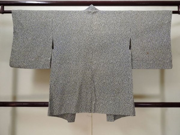 画像2: L1026E  羽織 女性用着物  シルク(正絹)   灰色, 抽象的模様 【中古】 【USED】 【リサイクル】 ★★☆☆☆ (2)