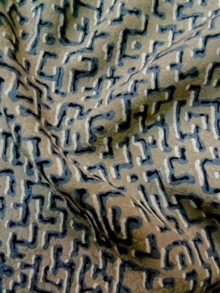 画像9: L1026E  羽織 女性用着物  シルク(正絹)   灰色, 抽象的模様 【中古】 【USED】 【リサイクル】 ★★☆☆☆ (9)