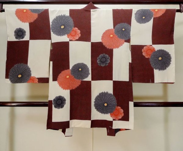 画像2: L1027A  羽織 女性用着物 市松模様 シルク(正絹)   白, 菊 【中古】 【USED】 【リサイクル】 ★★☆☆☆ (2)