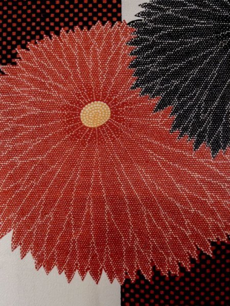 画像5: L1027A  羽織 女性用着物 市松模様 シルク(正絹)   白, 菊 【中古】 【USED】 【リサイクル】 ★★☆☆☆ (5)