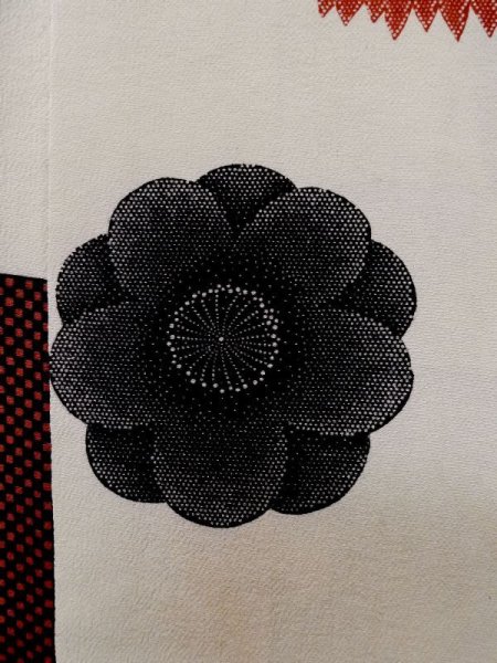 画像7: L1027A  羽織 女性用着物 市松模様 シルク(正絹)   白, 菊 【中古】 【USED】 【リサイクル】 ★★☆☆☆ (7)