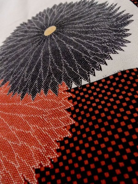 画像9: L1027A  羽織 女性用着物 市松模様 シルク(正絹)   白, 菊 【中古】 【USED】 【リサイクル】 ★★☆☆☆ (9)