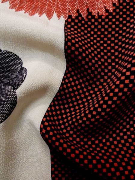 画像12: L1027A  羽織 女性用着物 市松模様 シルク(正絹)   白, 菊 【中古】 【USED】 【リサイクル】 ★★☆☆☆ (12)