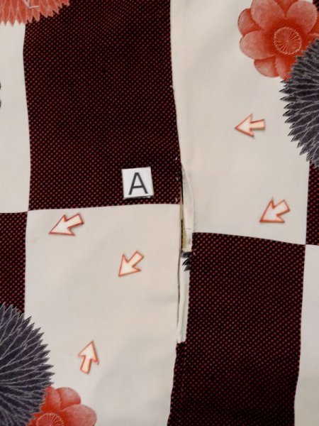 画像14: L1027A  羽織 女性用着物 市松模様 シルク(正絹)   白, 菊 【中古】 【USED】 【リサイクル】 ★★☆☆☆ (14)