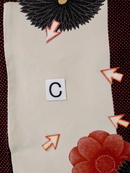 画像16: L1027A  羽織 女性用着物 市松模様 シルク(正絹)   白, 菊 【中古】 【USED】 【リサイクル】 ★★☆☆☆ (16)