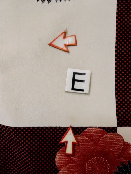 画像18: L1027A  羽織 女性用着物 市松模様 シルク(正絹)   白, 菊 【中古】 【USED】 【リサイクル】 ★★☆☆☆ (18)