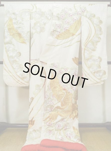 画像3: L1124A  打掛 女性用着物  シルク（正絹）   オフ　ホワイト, ぼたん 【中古】 【USED】 【リサイクル】 ★☆☆☆☆ (3)