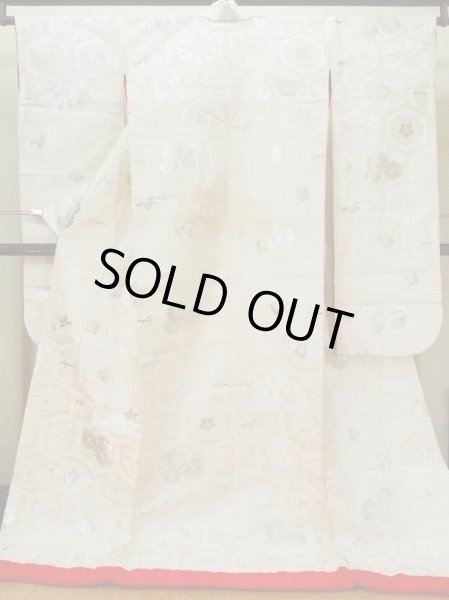 画像2: L1124B  打掛 女性用着物  シルク(正絹)   オフ ホワイト, 菊 【中古】 【USED】 【リサイクル】 ★☆☆☆☆ (2)