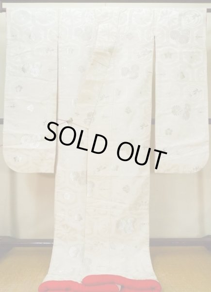 画像3: L1124B  打掛 女性用着物  シルク(正絹)   オフ ホワイト, 菊 【中古】 【USED】 【リサイクル】 ★☆☆☆☆ (3)