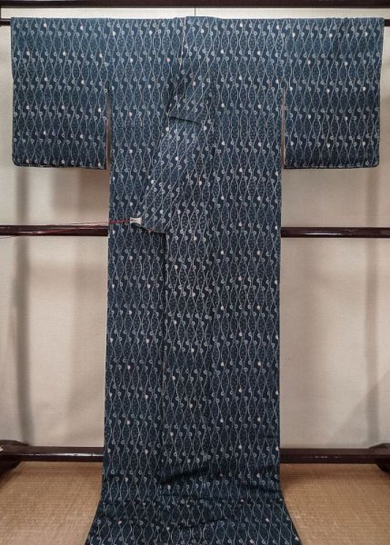 画像2: L1124M  小紋 女性用着物 お引きずり シルク(正絹)  淡い 青, 花 【中古】 【USED】 【リサイクル】 ★★★☆☆ (2)