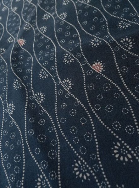 画像9: L1124M  小紋 女性用着物 お引きずり シルク(正絹)  淡い 青, 花 【中古】 【USED】 【リサイクル】 ★★★☆☆ (9)