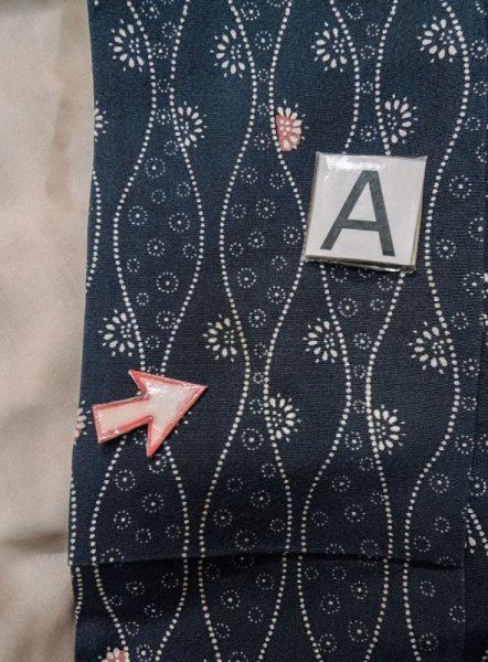 画像13: L1124M  小紋 女性用着物 お引きずり シルク(正絹)  淡い 青, 花 【中古】 【USED】 【リサイクル】 ★★★☆☆ (13)