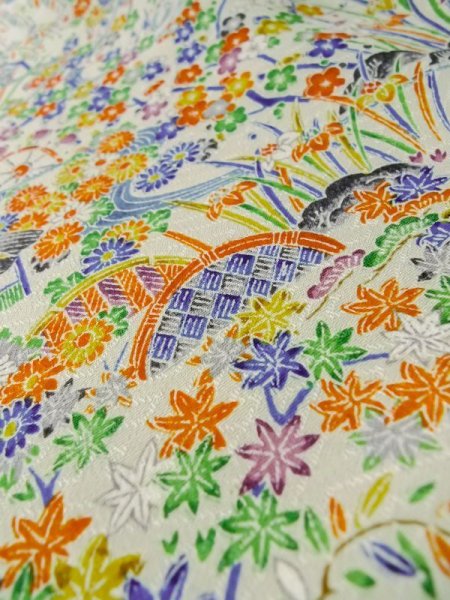 画像8: L1201I  小紋 女性用着物 水車、竹垣柄 シルク(正絹)   白, 菊 【中古】 【USED】 【リサイクル】 ★★★☆☆ (8)