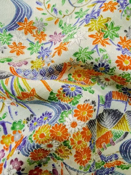 画像11: L1201I  小紋 女性用着物 水車、竹垣柄 シルク(正絹)   白, 菊 【中古】 【USED】 【リサイクル】 ★★★☆☆ (11)